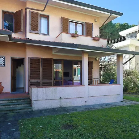 Mirella, 100 Metri Dal Mare